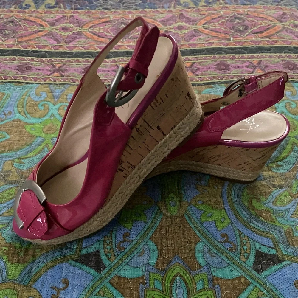 Pink patent platforms w/ open toe, adjustable back strap & satin silver buckle - Picture 2 of 7